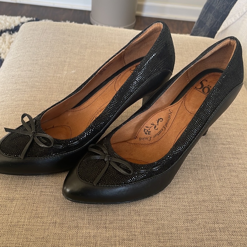 Sofft black leather pumps
